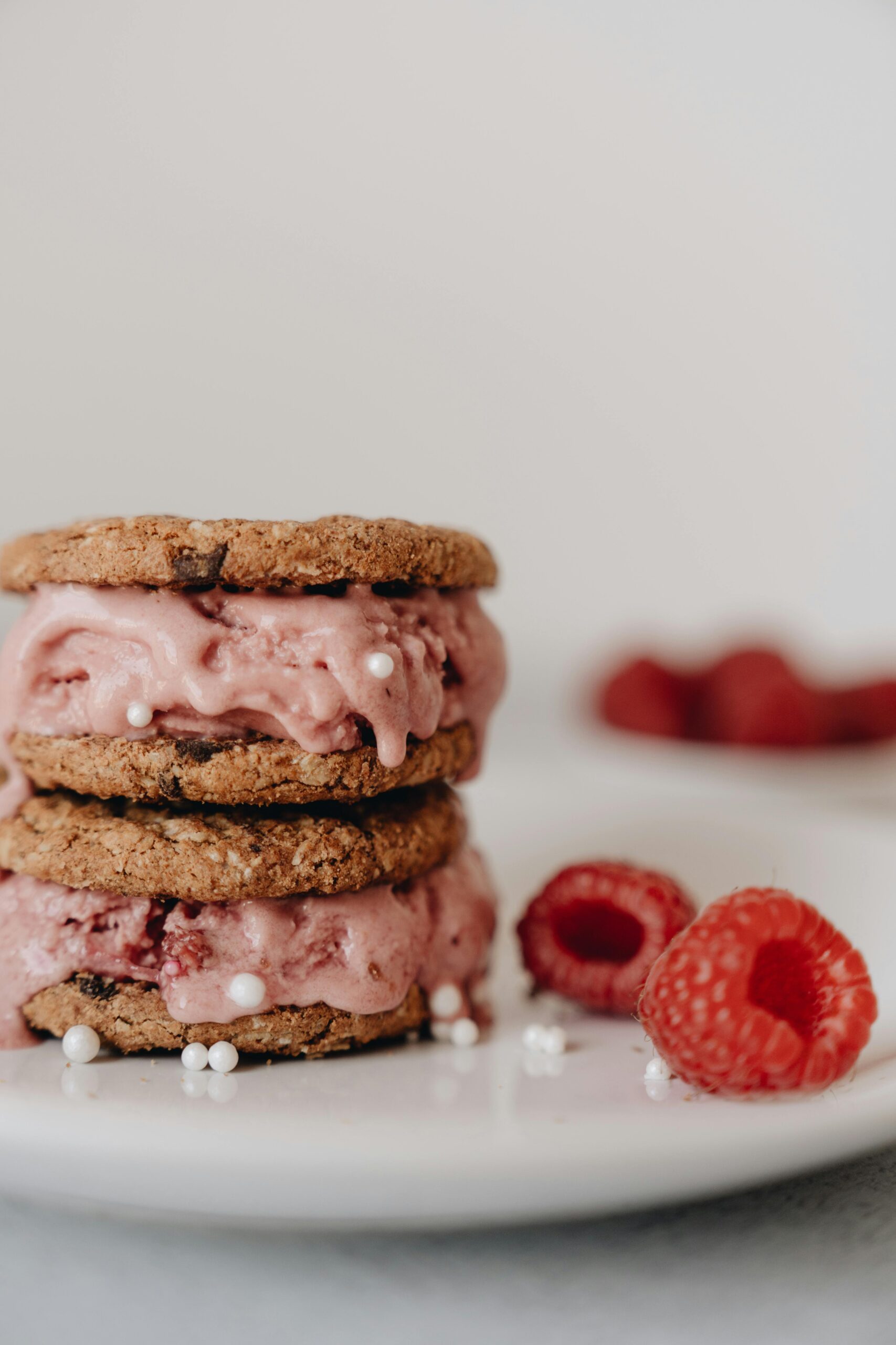biscotti al gelato con lamponi